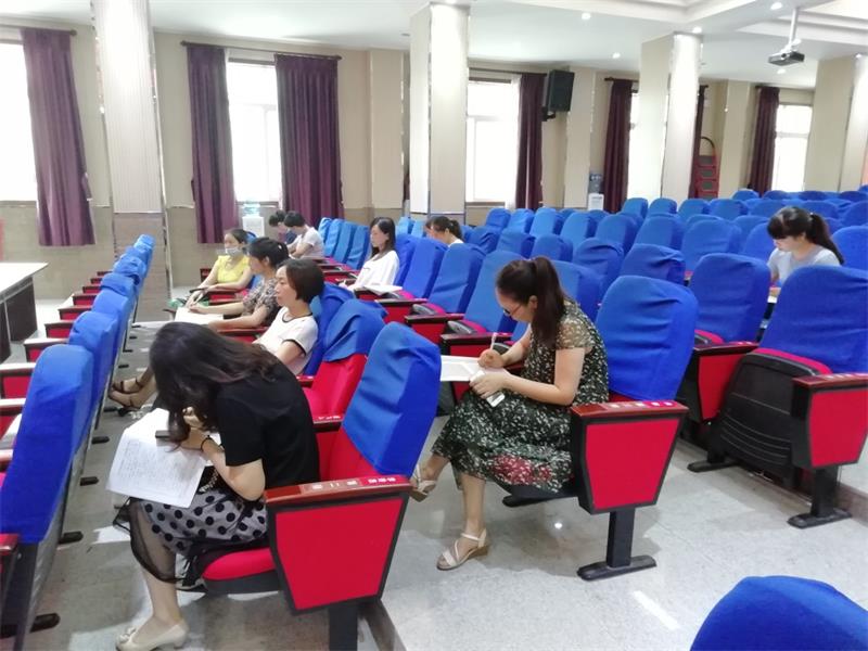 实中女教职工学习场面.jpg